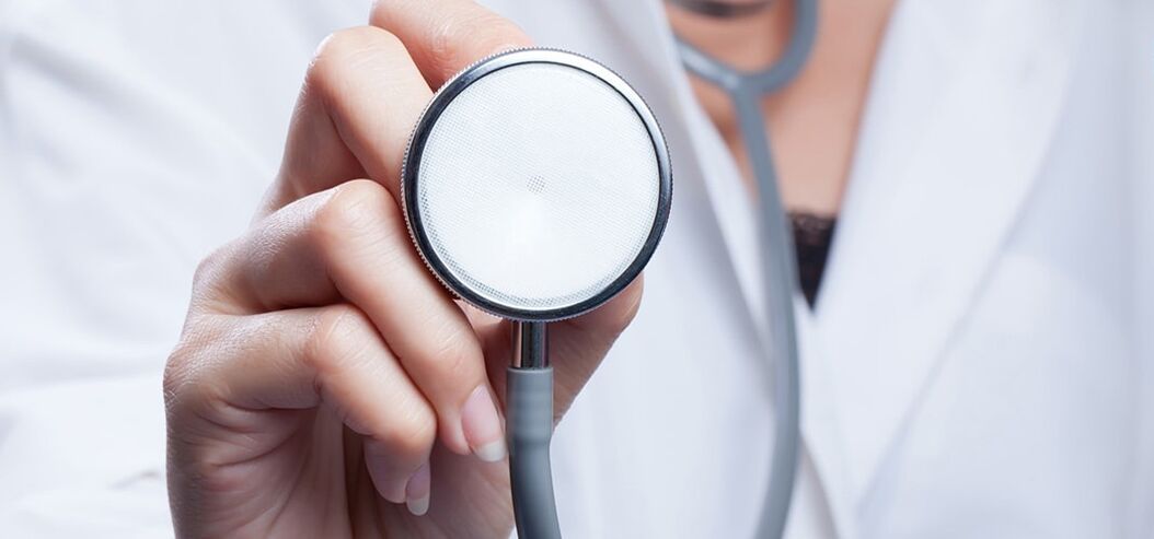 Zdravnik s stetoskopom