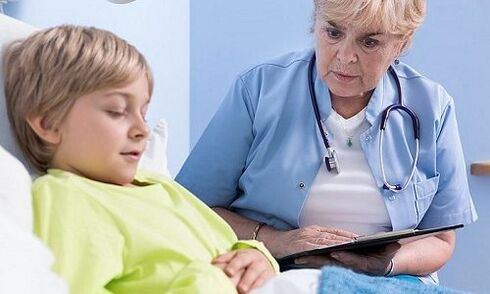 Zdravnik in otrok v bolnišnici