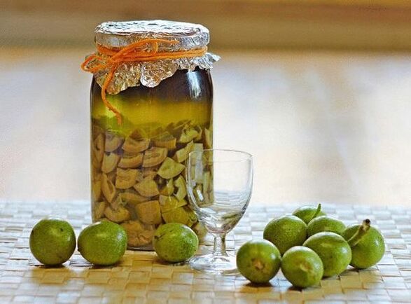 poparek zelenih orehov proti parazitom